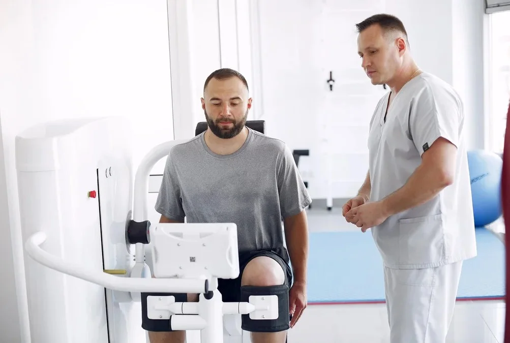 Doctor with a patient in physiotherapy clinic